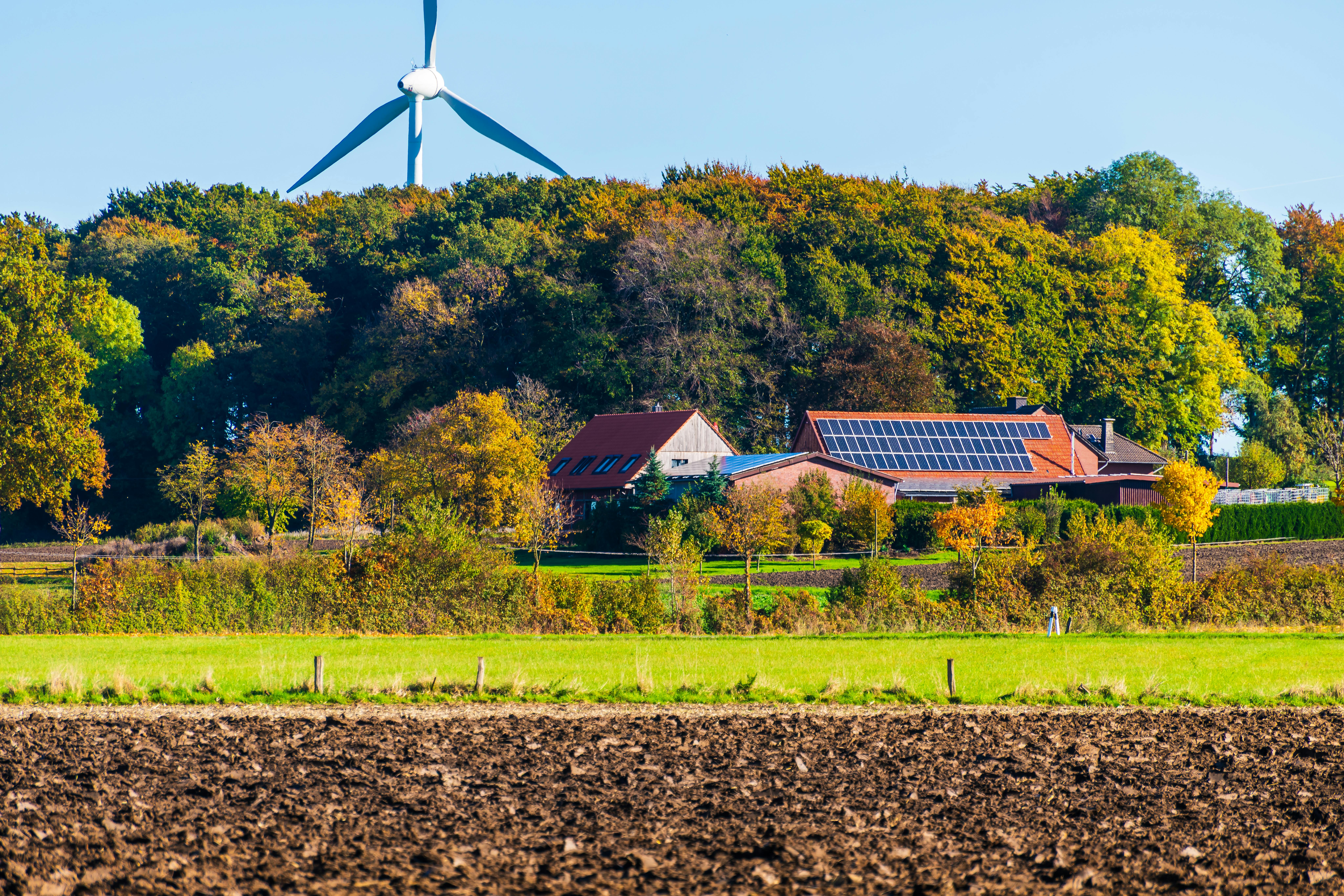 Grande installation photovoltaïque de 1000 m² sur toiture industrielle en France