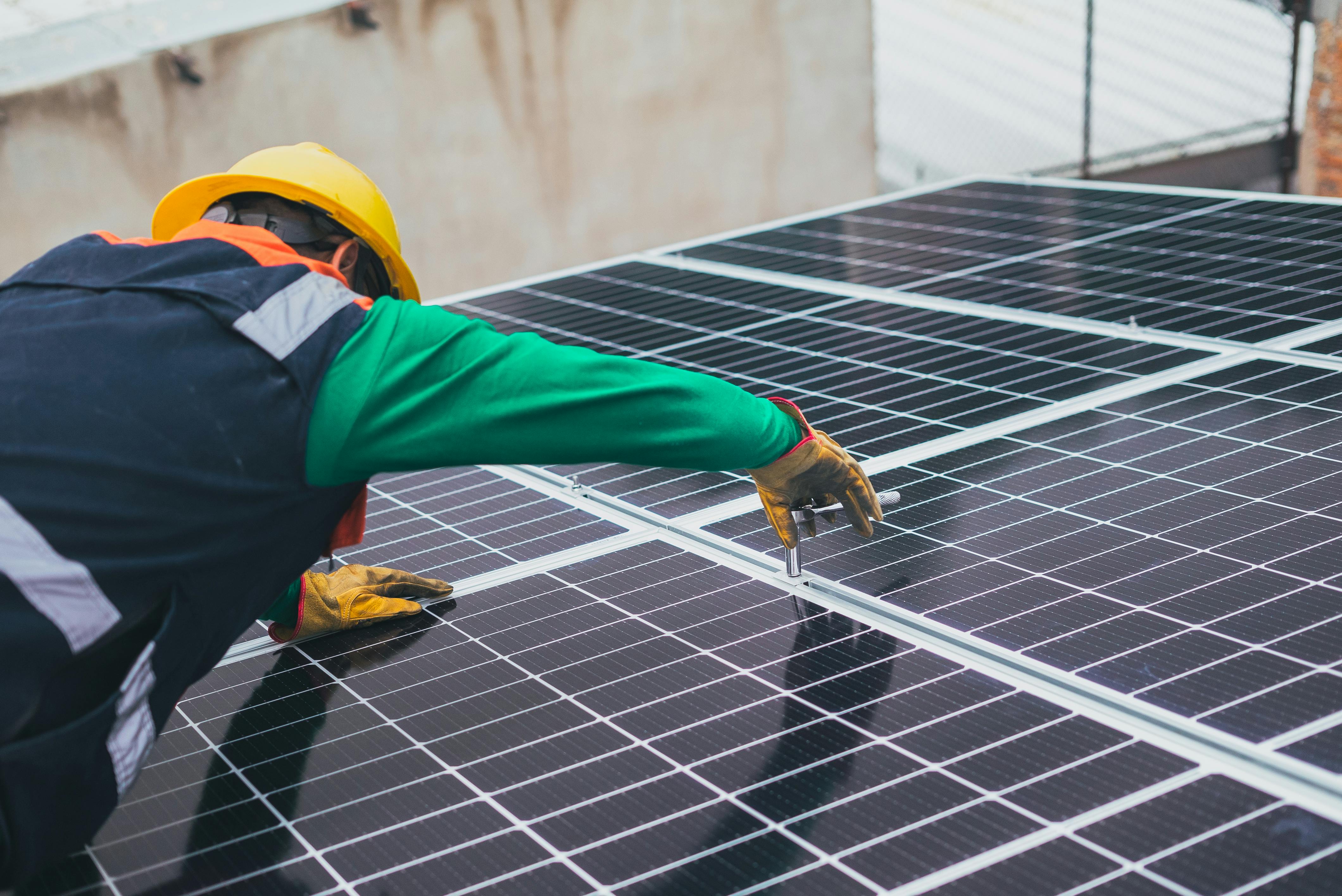 Installation de panneaux solaires 3000W sur le toit d'une maison française