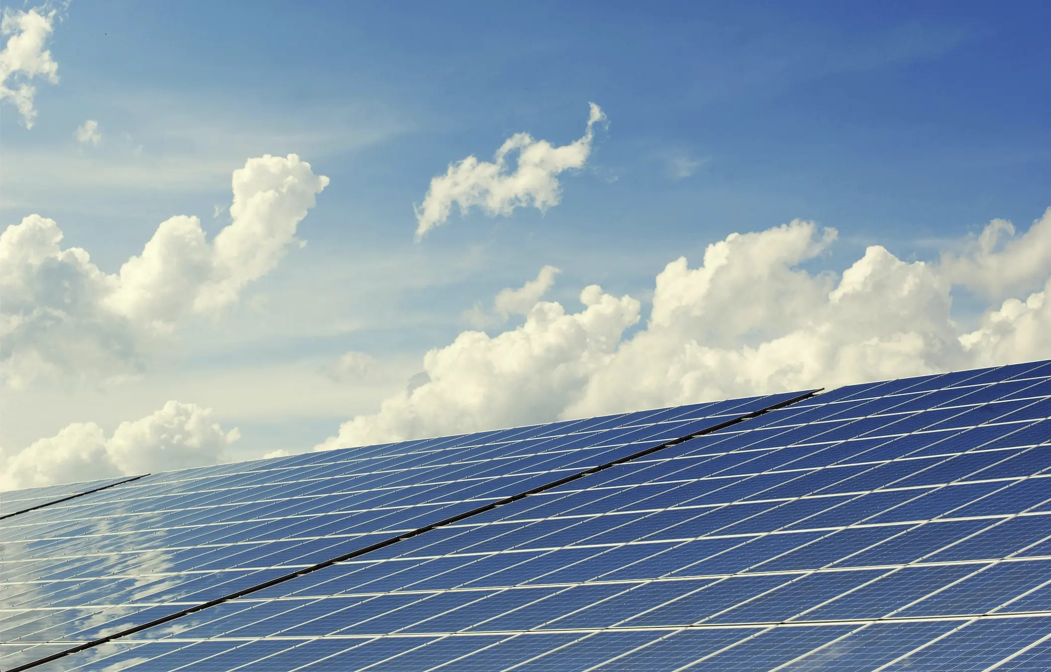Panneaux solaires sur le toit d'une maison en France